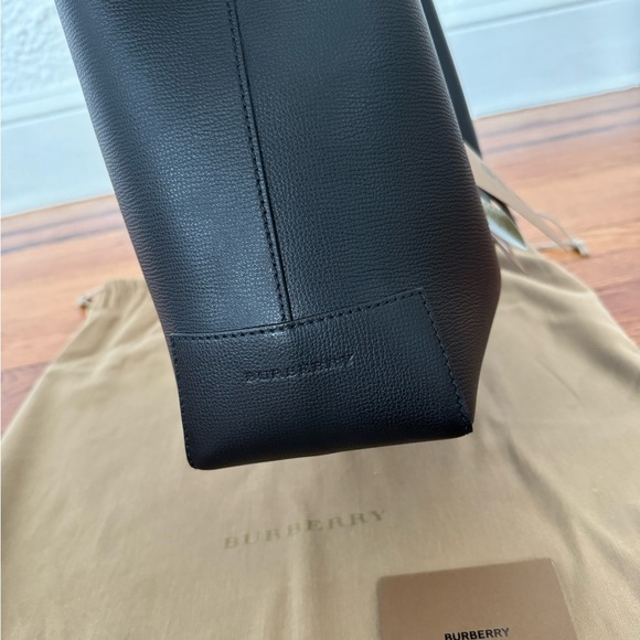 New Burberry Haymarket check black Leather tote bag - Picture 5 of 11